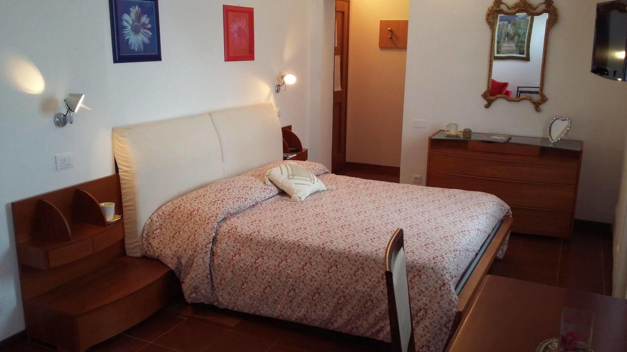 Hotel Porta Romana Di Luce Hotels Сиена Екстериор снимка