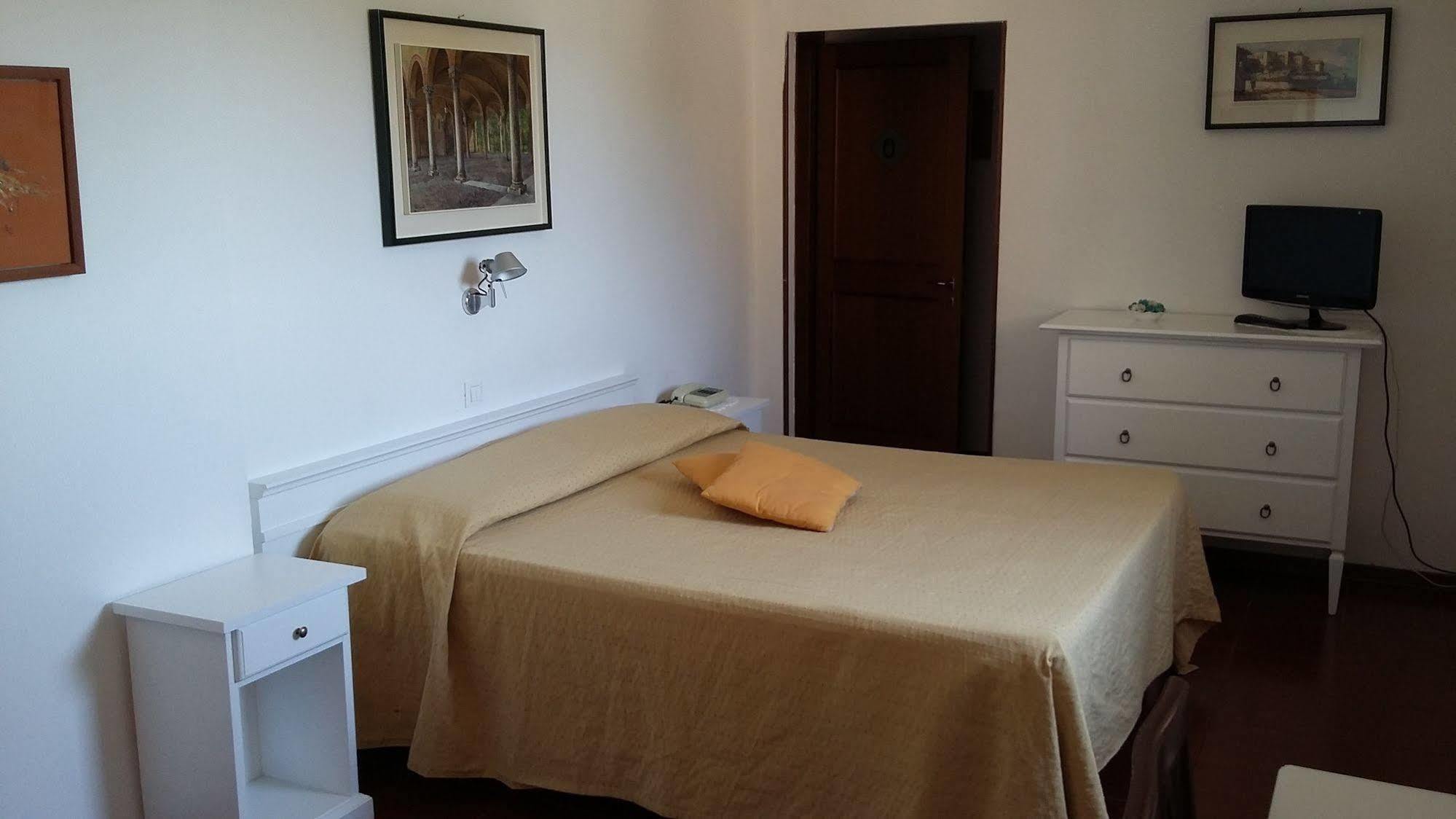 Hotel Porta Romana Di Luce Hotels Сиена Екстериор снимка